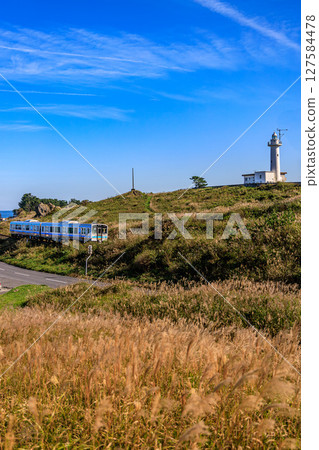 穿過秋日草原的火車和白色燈塔 127584478