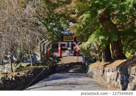 群馬縣秋季的妙義神社正門 127584689