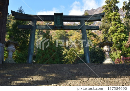 秋天的妙義神社鳥居和妙義山群馬 127584690
