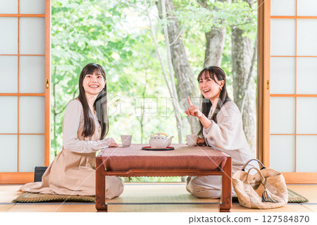 一位年輕的亞洲女性前往旅館/溫泉旅館進行女孩之旅(旅行、日式房間、陽台) 一位年輕的亞洲女性前往旅館/溫泉旅館進行女孩之旅(旅行、日式房間、陽台) 127584870