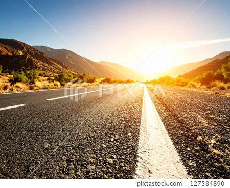 灼熱的瀝青路面：熱浪和夏日酷暑在強烈的陽光下閃閃發光——惡劣天氣和駕駛場景 127584890