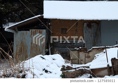 被雪埋住的木屋 被雪埋住的木屋 127585011