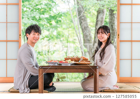 旅行 / 男女 / 情侶來溫泉旅館吃午餐 / 宴席 127585055