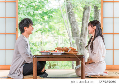Men and women/couples traveling and eating lunch/delicacies at a hot spring inn 127585060