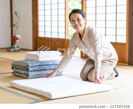 擔任鋪床人員的高級婦女 127585588