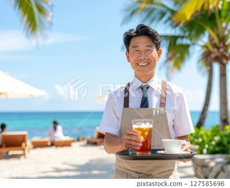 度假酒店的老年工作人員提供服務 度假酒店的老年工作人員提供服務 127585696