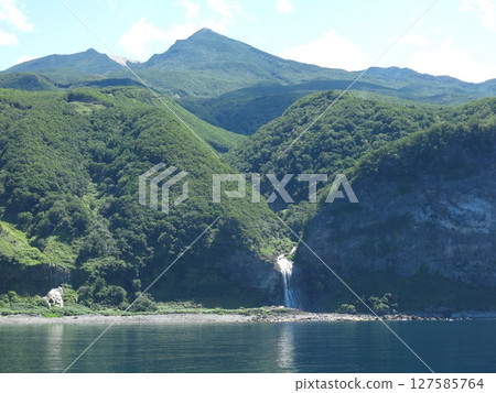 Kamuiwakka Falls and Mount Shiretoko Iwo seen from the Shiretoko sightseeing boat Aurora Kamuiwakka Falls and Mount Shiretoko Iwo seen from the Shiretoko sightseeing boat Aurora 127585764