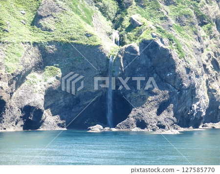 從知床觀光船「極光號」上眺望的卡舒尼瀑布（知床岬祕境航線） 127585770
