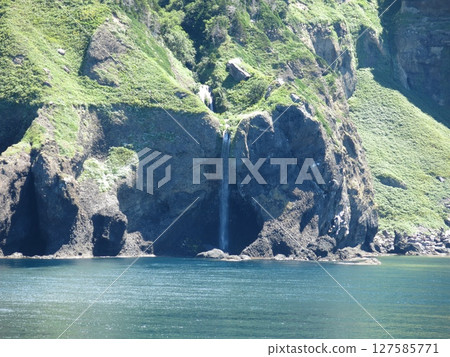 Kashuni Falls as seen from the Shiretoko sightseeing boat Aurora (the unexplored Shiretoko Cape route) Kashuni Falls as seen from the Shiretoko sightseeing boat Aurora (the unexplored Shiretoko Cape route) 127585771