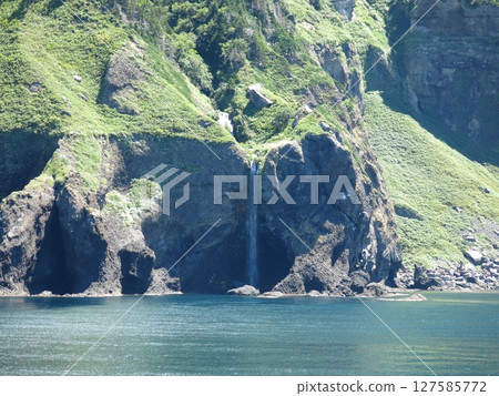 Kashuni Falls as seen from the Shiretoko sightseeing boat Aurora (the unexplored Shiretoko Cape route) Kashuni Falls as seen from the Shiretoko sightseeing boat Aurora (the unexplored Shiretoko Cape route) 127585772