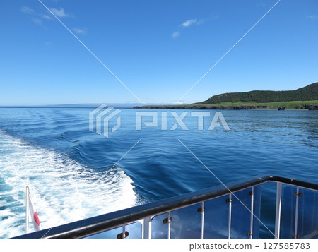 The tip of Cape Shiretoko as seen from the Shiretoko sightseeing boat Aurora (the unexplored Cape Shiretoko route) The tip of Cape Shiretoko as seen from the Shiretoko sightseeing boat Aurora (the unexplored Cape Shiretoko route) 127585783