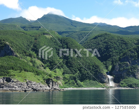 Kamuiwakka Falls and Mount Shiretoko Iwo seen from the Shiretoko sightseeing boat Aurora 127585800