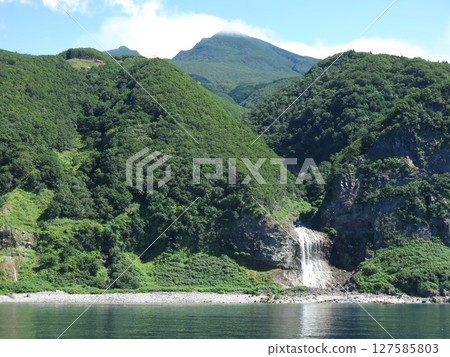 Kamuiwakka Falls and Mount Shiretoko Iwo seen from the Shiretoko sightseeing boat Aurora Kamuiwakka Falls and Mount Shiretoko Iwo seen from the Shiretoko sightseeing boat Aurora 127585803