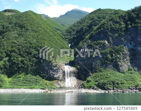 從知床觀光船「極光號」上眺望的神之水瀑布與知床硫磺山 從知床觀光船「極光號」上眺望的神之水瀑布與知床硫磺山 127585805