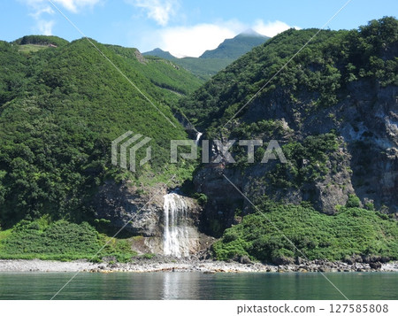 從知床觀光船「極光號」上眺望的神之水瀑布與知床硫磺山 從知床觀光船「極光號」上眺望的神之水瀑布與知床硫磺山 127585808