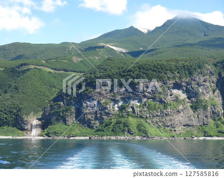 從知床觀光船「極光號」上眺望的神之水瀑布與知床硫磺山 127585816