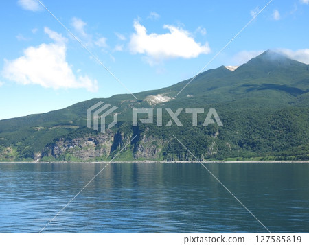 從知床觀光船「極光號」上眺望的神之水瀑布與知床硫磺山 127585819