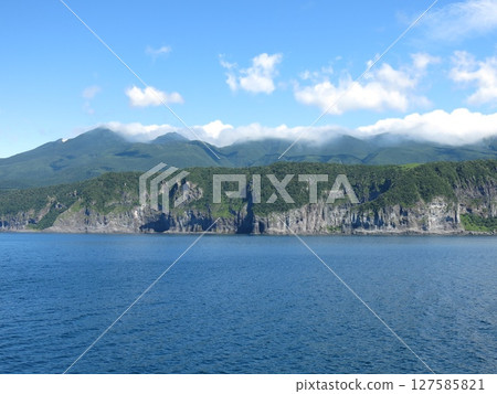 從知床觀光船「極光號」眺望的知床連山(知床五湖附近) 從知床觀光船「極光號」眺望的知床連山(知床五湖附近) 127585821