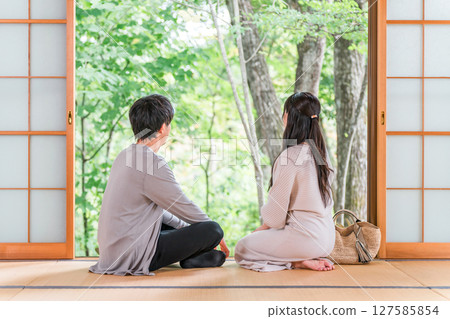 Couples traveling in Japan to stay in a Japanese-style room at a hot spring inn and enjoy the garden view, Ryokan Couples traveling in Japan to stay in a Japanese-style room at a hot spring inn and enjoy the garden view, Ryokan 127585854