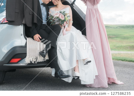 為新娘和新郎/夫婦拍攝接吻車婚禮/新娘車婚禮照片 127586235