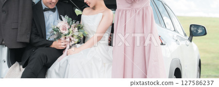 汽車婚禮/新娘和新郎/夫婦在新娘車中拍攝婚紗照 127586237