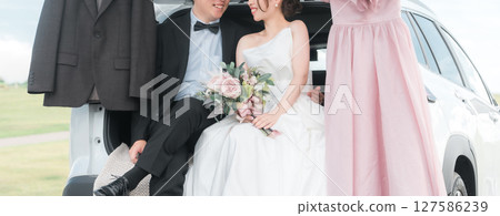 為新娘和新郎/夫婦拍攝接吻車婚禮/新娘車婚禮照片 為新娘和新郎/夫婦拍攝接吻車婚禮/新娘車婚禮照片 127586239