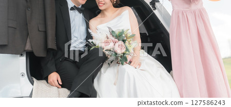 汽車婚禮/新娘和新郎/夫婦在新娘車中拍攝婚紗照 127586243