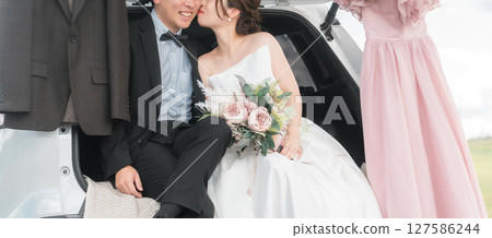 為新娘和新郎/夫婦拍攝接吻車婚禮/新娘車婚禮照片 127586244