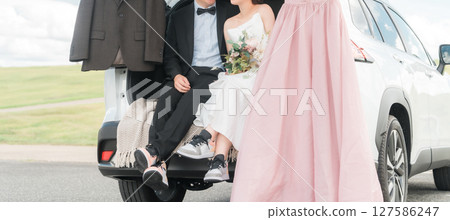 汽車婚禮/新娘和新郎/夫婦在新娘車中拍攝婚紗照 汽車婚禮/新娘和新郎/夫婦在新娘車中拍攝婚紗照 127586247