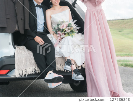 汽車婚禮/新娘和新郎/夫婦在新娘車中拍攝婚紗照 127586248