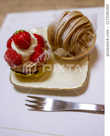 享用蛋糕和咖啡，享受美味的下午 127586260