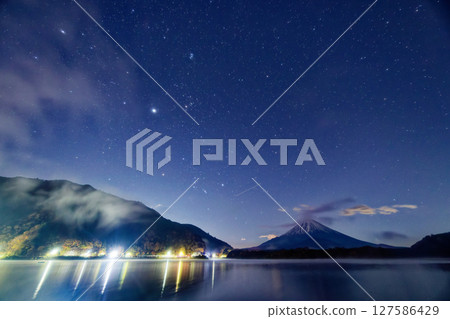 從精進湖欣賞富士山的夜景和冬季升起的星座 127586429