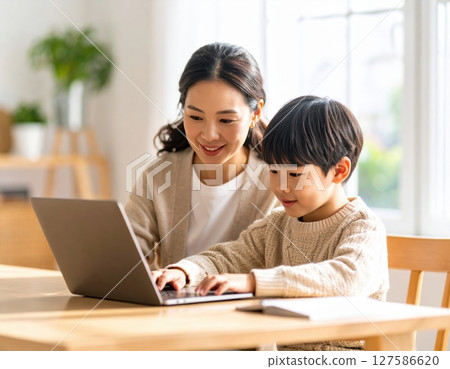 父母和孩子在客廳學習使用電腦 127586620