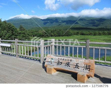 從知床五湖高架步道的湖畔展望台眺望(知床五湖與雲霧繚繞的知床山脈) 從知床五湖高架步道的湖畔展望台眺望(知床五湖與雲霧繚繞的知床山脈) 127586776