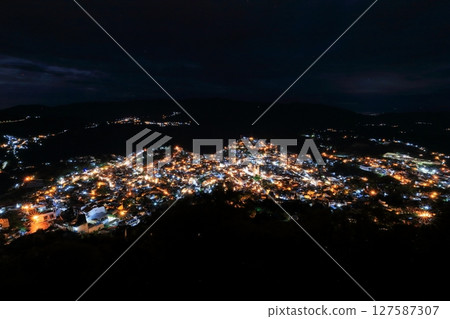 墨西哥中美洲旅遊勝地塔斯科市的夜景 127587307