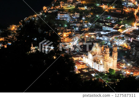 墨西哥中美洲旅遊勝地塔斯科市的夜景 墨西哥中美洲旅遊勝地塔斯科市的夜景 127587311