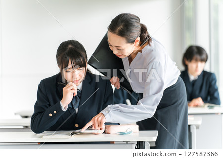 Elementary school students, junior high school students, high school students, and female high school students receiving guidance from teachers, lecturers, and instructors in school classes and cram schools (troubled, worried) 127587366