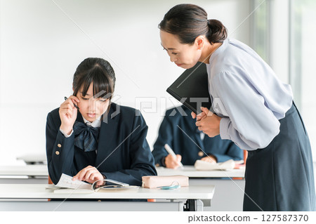 Elementary school students, junior high school students, high school students, and female high school students receiving guidance from teachers, lecturers, and instructors in school classes and cram schools (troubled, worried) Elementary school students, junior high school students, high school students, and female high school students receiving guidance from teachers, lecturers, and instructors in school classes and cram schools (troubled, worried) 127587370