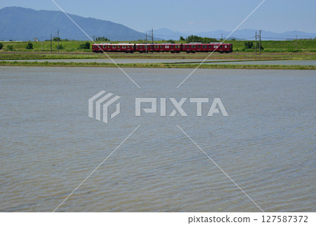 養老鐵路沿著即將插秧的稻田行駛。 127587372