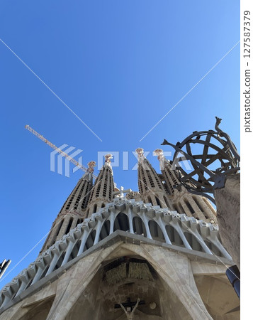 藍天下的建築 藍天下的建築 127587379