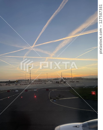 從飛機窗口看到的日落景色 從飛機窗口看到的日落景色 127587381