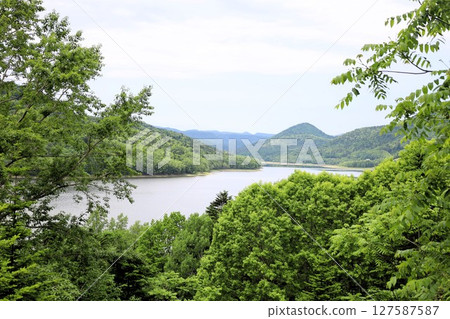 北海道初夏的新綠，道東之旅，從陸別町到桶戶町，常呂川流淌的桶戶湖，桶戶町深處的鹿子水壩 127587587