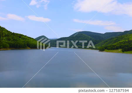 北海道初夏的新綠，道東之旅，從陸別町到桶戶町，常呂川流淌的桶戶湖，桶戶町深處的鹿子水壩 127587594