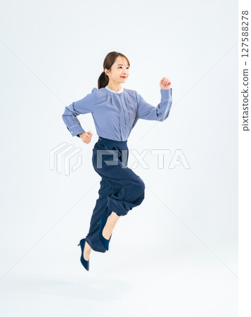 穿著休閒裝跳躍的女子全身照片 127588278