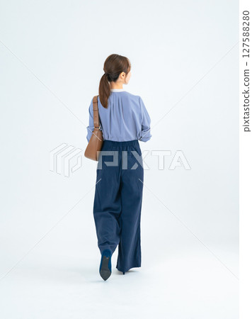 穿著休閒服行走的女性全身照片 穿著休閒服行走的女性全身照片 127588280
