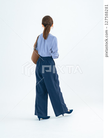 穿著休閒服行走的女性全身照片 穿著休閒服行走的女性全身照片 127588281