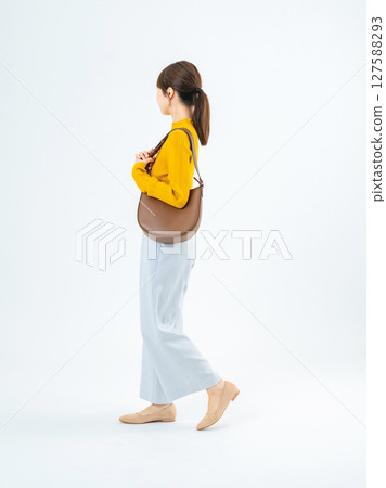 穿著休閒服行走的女性全身照片 127588293