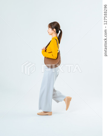 穿著休閒服行走的女性全身照片 127588296