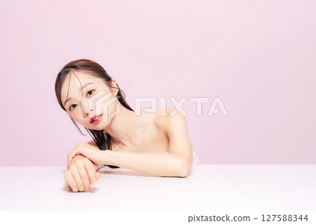 一位女士在智慧型手機上直播視頻 一位女士在智慧型手機上直播視頻 127588344