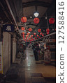 復古昭和時代的購物商場，紅燈籠點亮 127588416